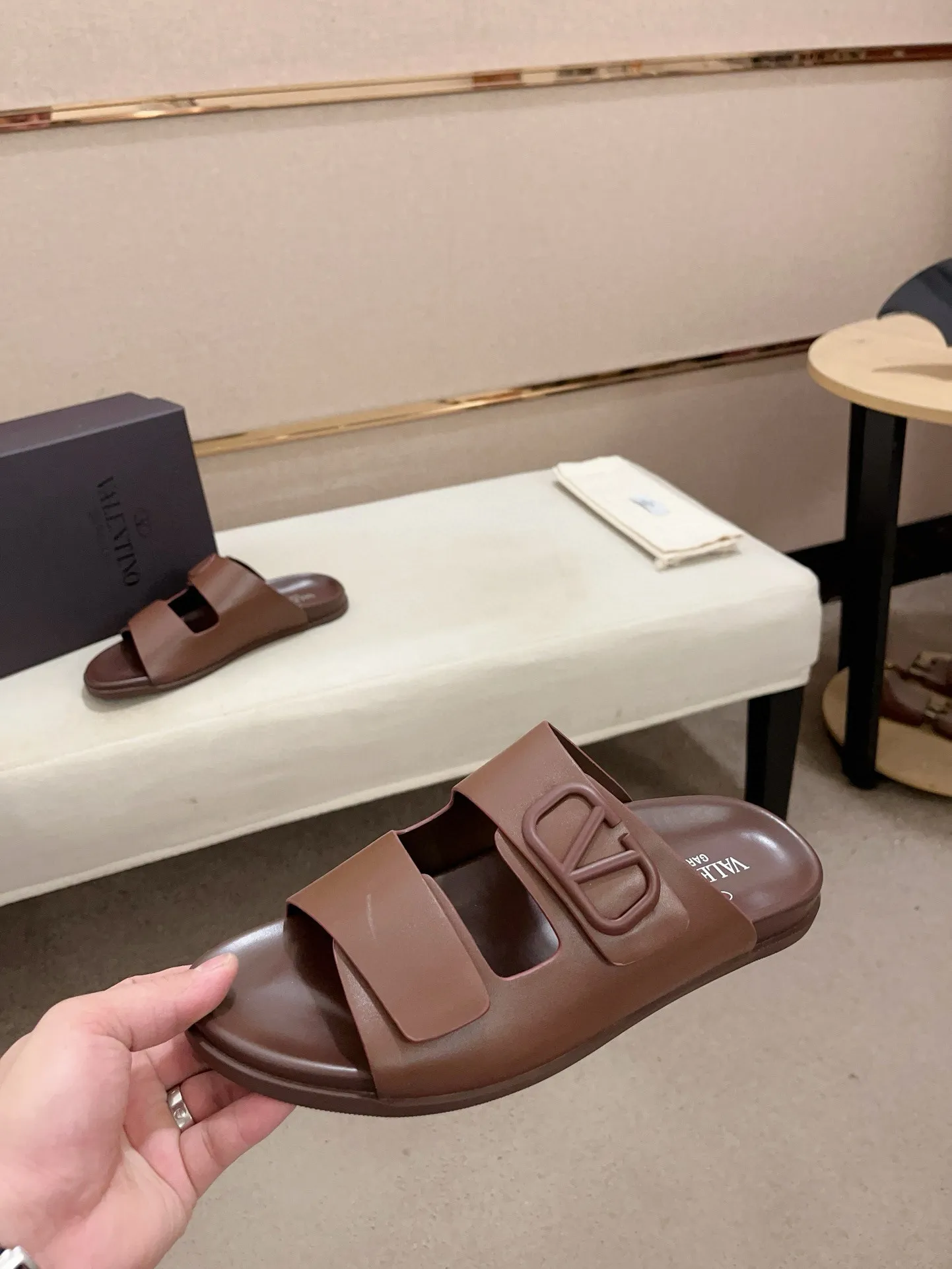 Men's shoes💰: 440💰[Valentino] New men's boutique slippers, counter quality, classic plaid, the actual workmanship is quite complex🔰The uppers are made of imported fabrics➕🐑Sheepskin lining, which tests the craftsman's craftsmanship➕original PU outsole. Size: 38-44 (45 can be customized, non-refundable)